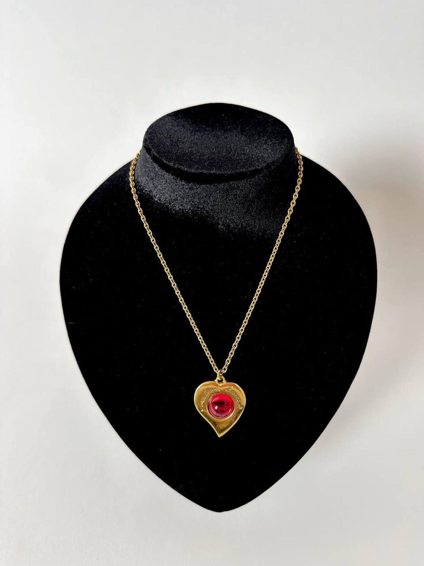 Collier vintage Yves Saint Laurent con ciondolo a forma di cuore firmato e cabochon rosso