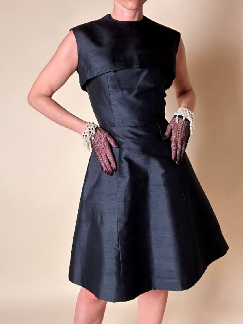 Abito sartoriale in shantung nero con bolero in coordinato