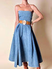 Abito sartoriale a fascia con gonna a ruota in denim effetto slavato
