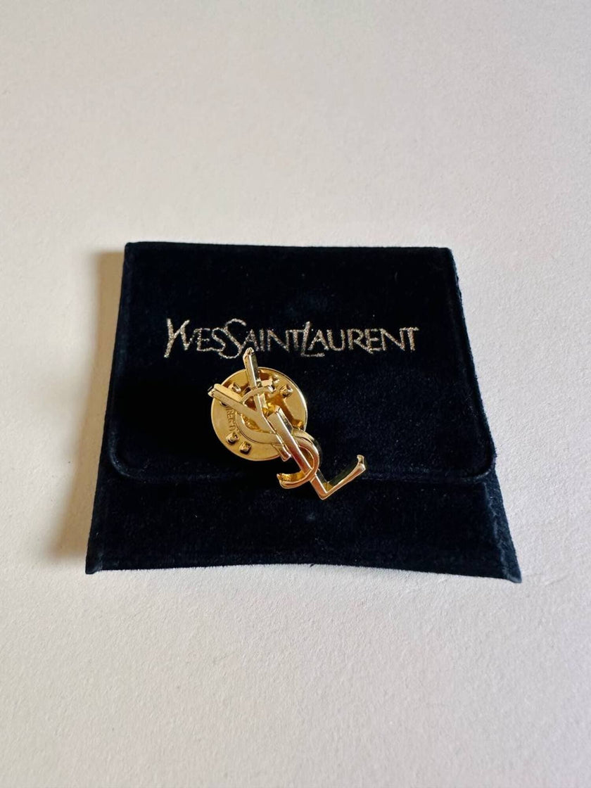 Mini spilla logo YSL dorata con dust bag  “Yves Saint Laurent”