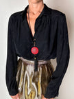 Camicia vintage in seta nera Yves Saint Laurent con logo YSL allover e bottoni in Jet