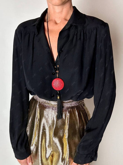 Camicia vintage in seta nera Yves Saint Laurent con logo YSL allover e bottoni in Jet