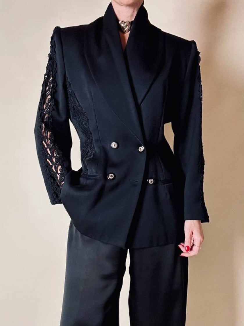 Blazer nero con inserti di pizzo macramè 