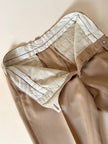 Pantalone sartoriale con piega e abbottonatura frontale color cammello chiaro