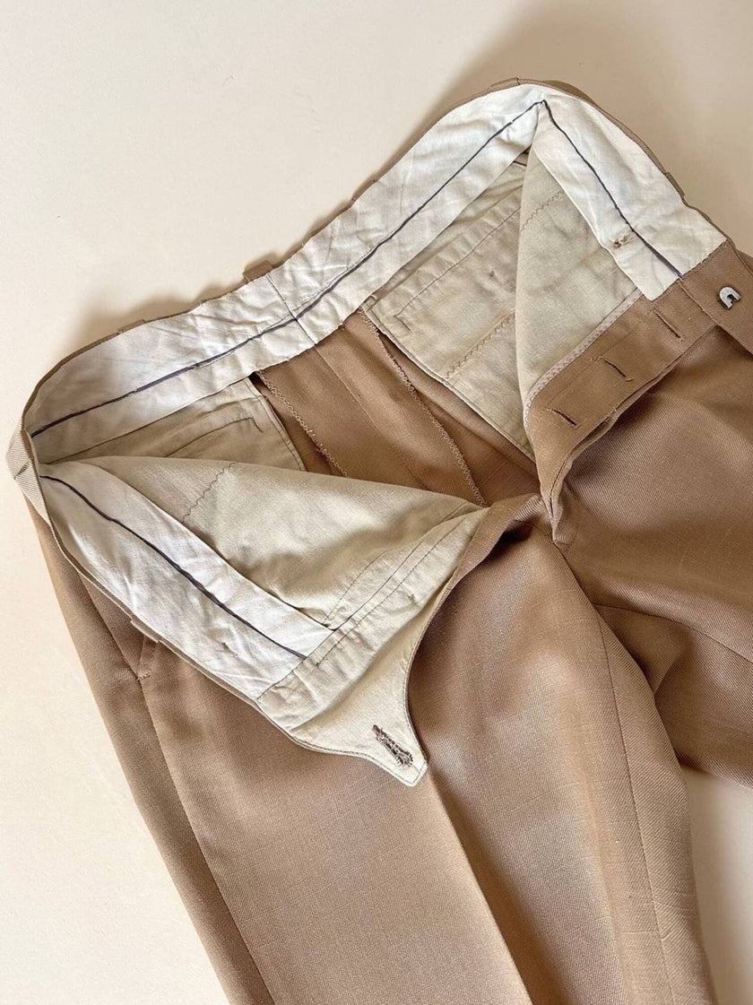 Pantalone sartoriale con piega e abbottonatura frontale color cammello chiaro