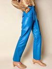 Pantalon en cuir bleu céruléen taille haute avec ceinture assortie