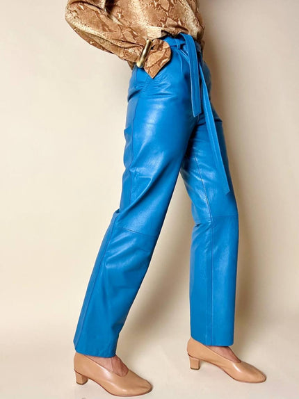 Pantalone in pelle blu ceruleo a vita alta con cintura in coordinato