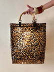 Clever Carriage Co. Tote-Bag aus leopardenmuster-PVC mit Griffen aus echtem Bambus