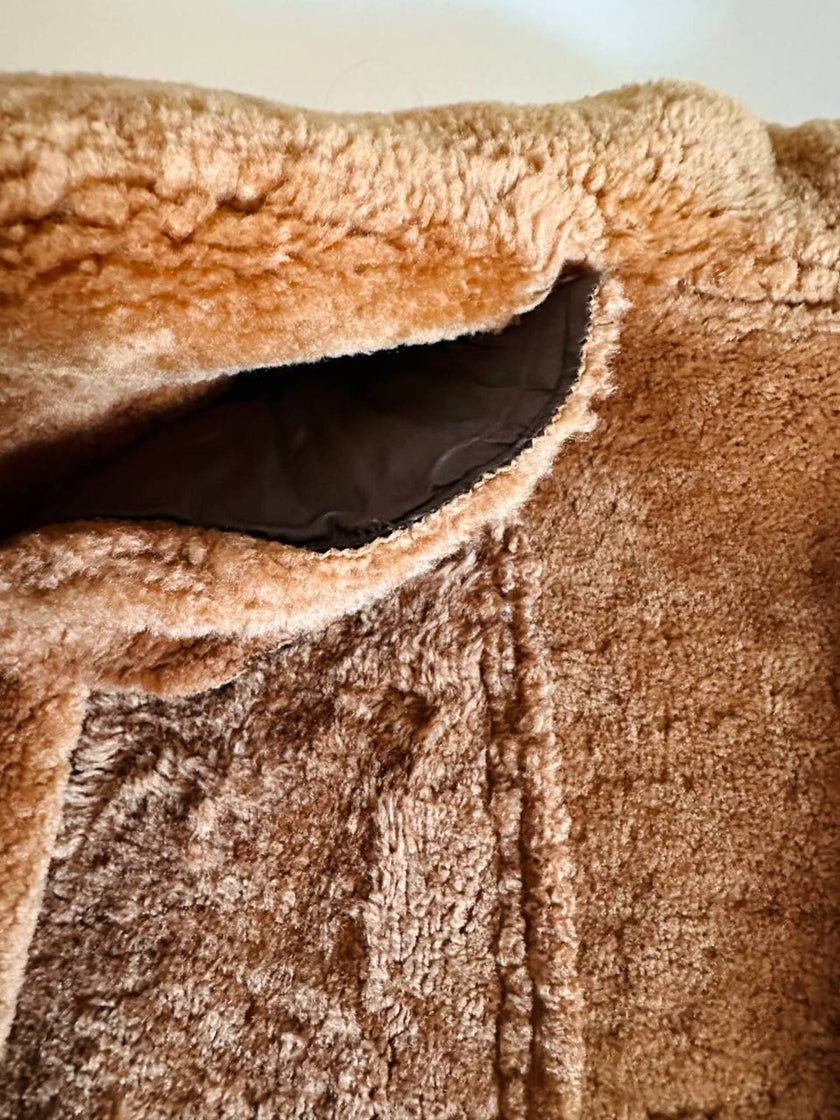 Shearling reverse in pelle liscia marrone castagno con vello caramello e ricamo sul fondo