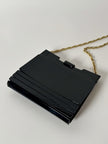 Borsa vintage Fendi in lucite nera con logo inciso e tracolla a catena dorata