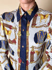 Camicia sartoriale in seta jacquard fantasia equestre barocca con bottoni gioiello dorati