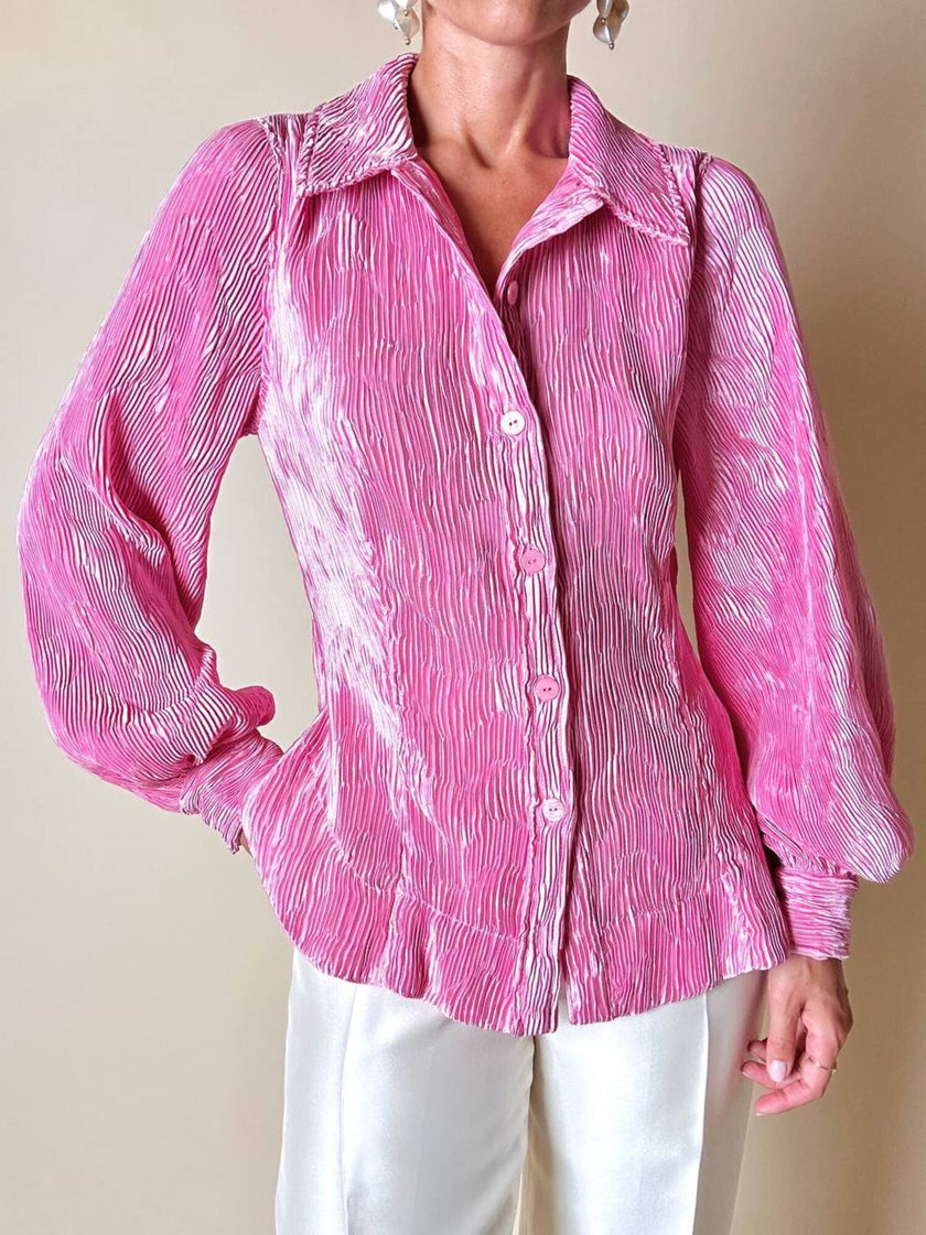 Camicia rosa in tessuto micro plissé con bottoni in madreperla “Ganni”