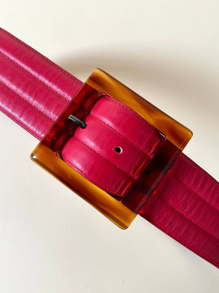 Cintura Yves Saint Laurent in pelle rossa con maxi fibbia in resina effetto tartaruga
