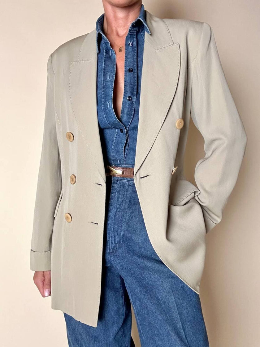 Blazer doppiopetto Ēlectre in rasato di lana beige con taglio ricercato e impunture in tinta