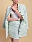 Tailleur sartoriale haute couture in tweed verde acqua marina con maxi bottoni gioiello