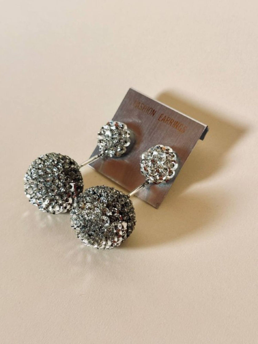 Orecchini pendenti con sfere in paillettes argento