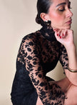 Mini abito sartoriale in tulle nero con ricami floreali