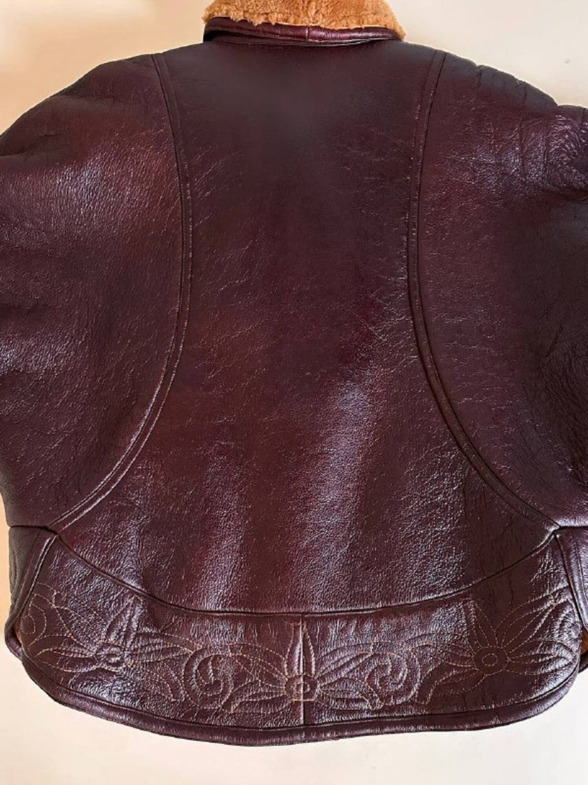 Shearling reverse in pelle liscia marrone castagno con vello caramello e ricamo sul fondo