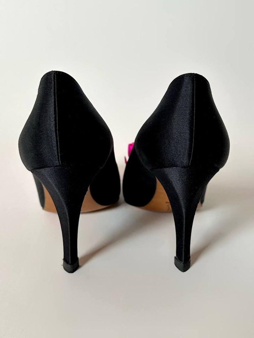 Décolleté vintage Yves Saint Laurent in raso di seta nero con rosa di taffetà fucsia