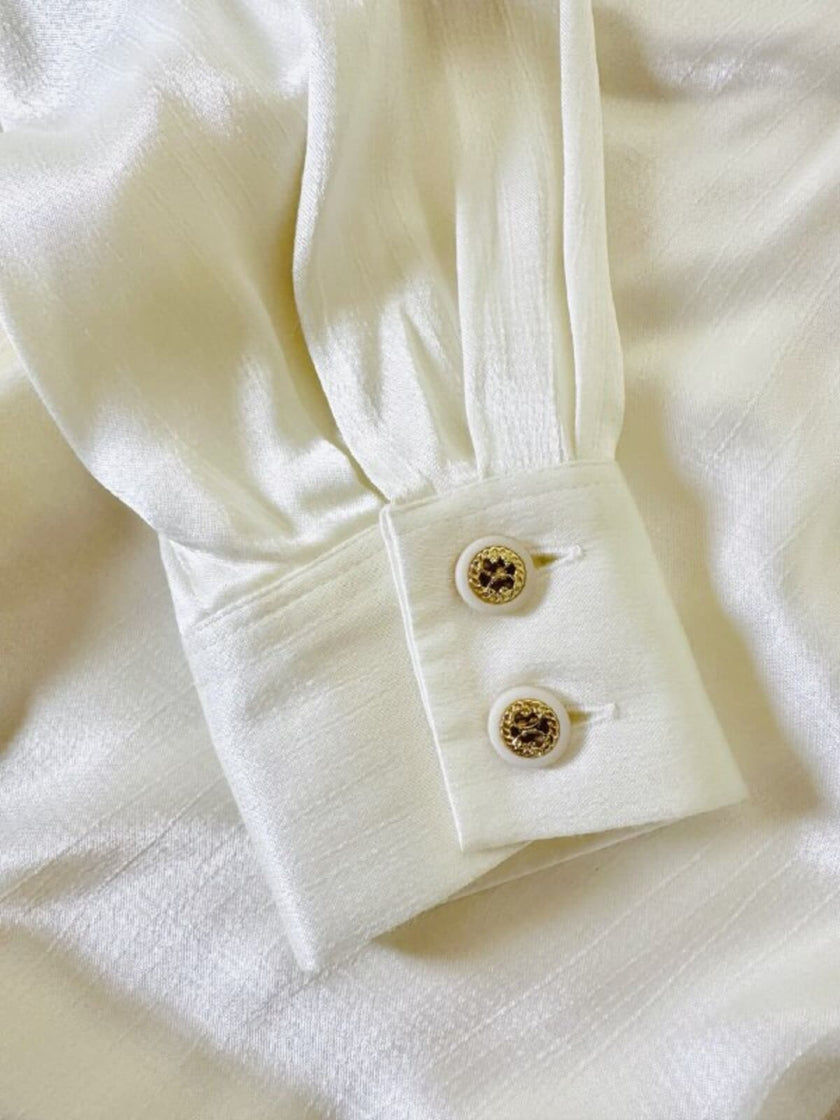 Camicia in raso avorio con bottoni gioiello “Divina”
