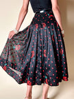 Gonna a ruota in organza jacquard nera a pois rossi con rose rosse dipinte