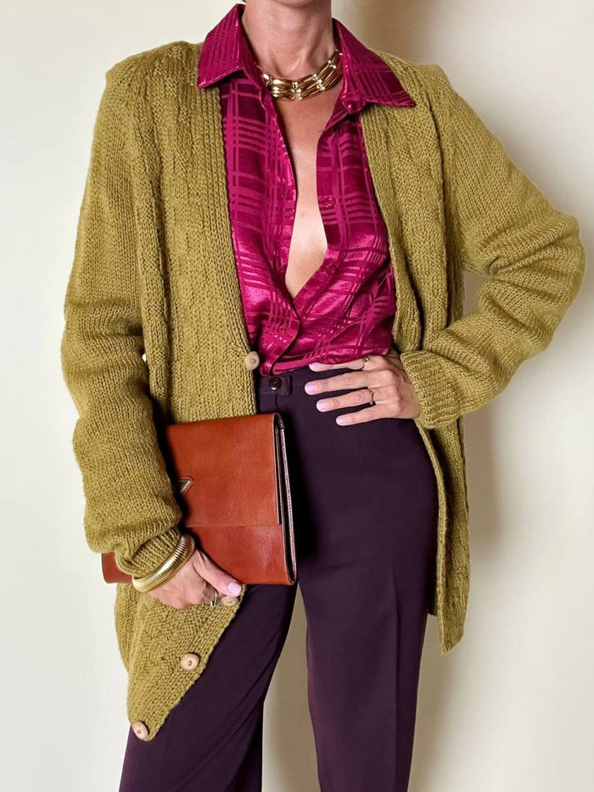 Cardigan lungo fatto a mano in lana verde acido con bottoni quadrati in tinta