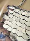 Parure composta da clip e mini bag in paillettes argento