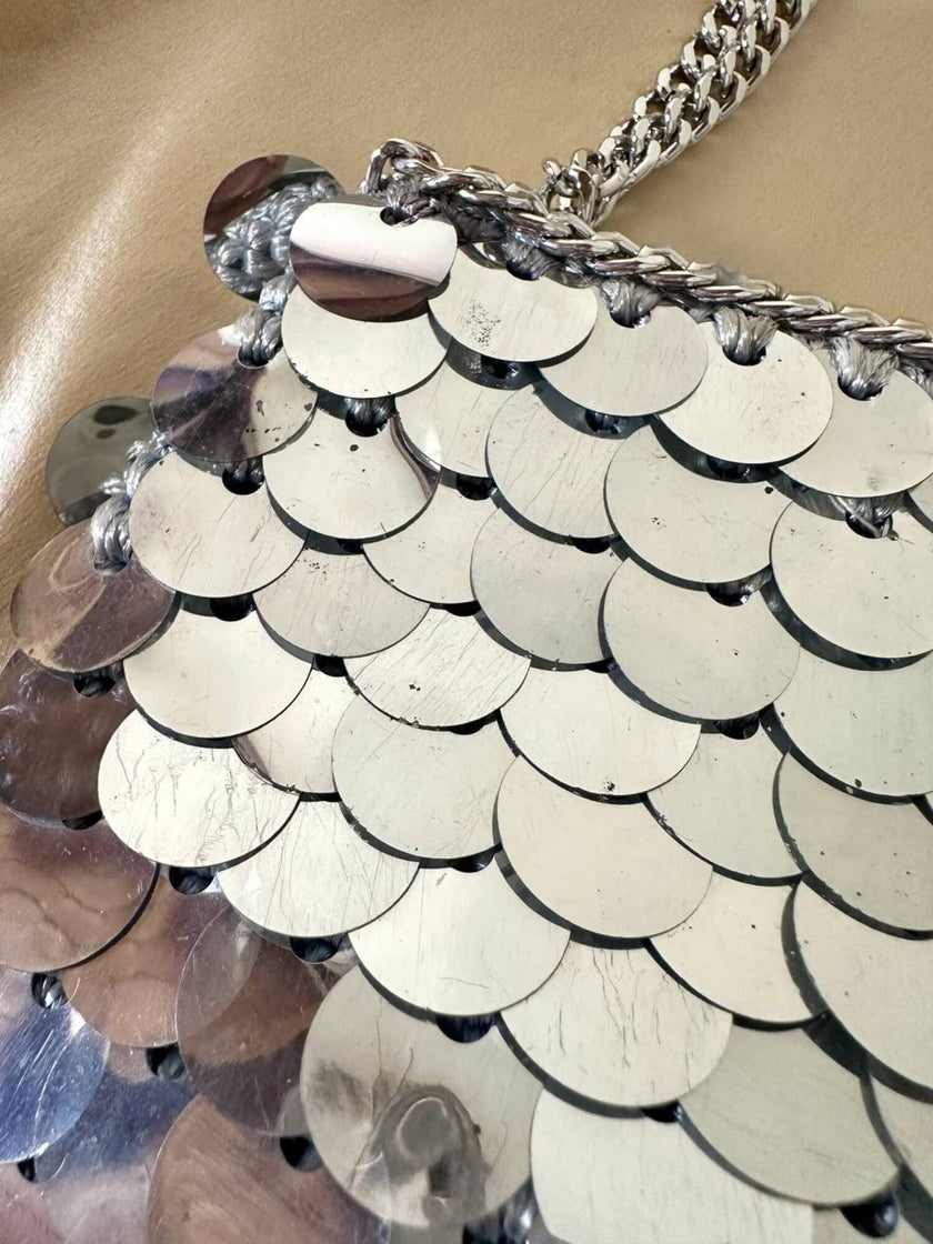 Parure composta da clip e mini bag in paillettes argento