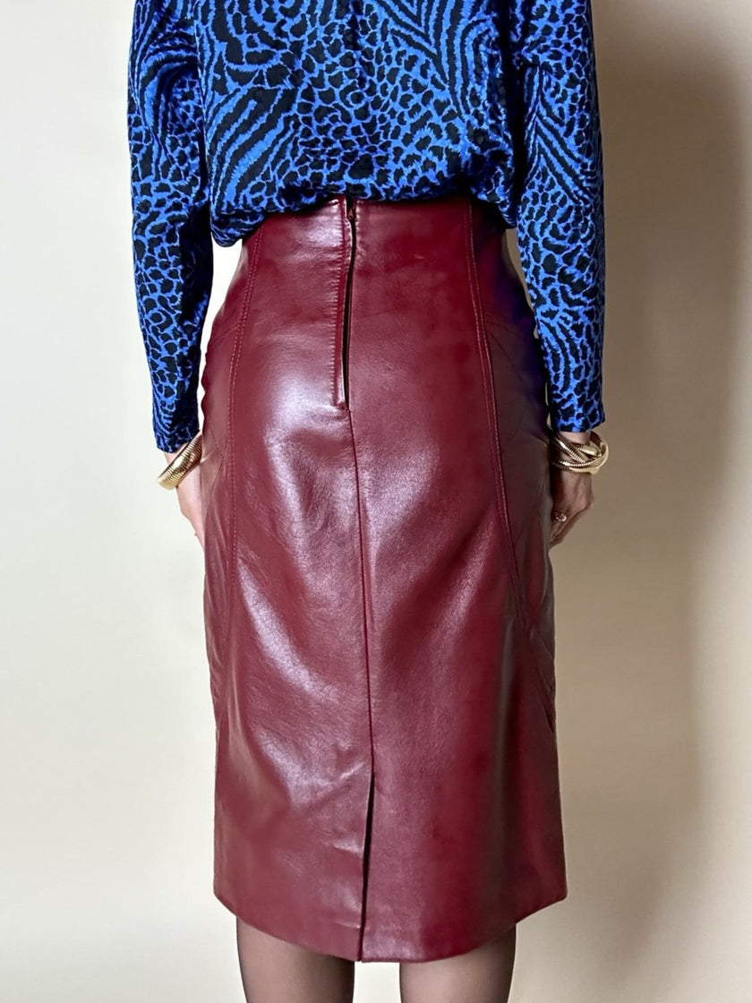 Falda midi vintage de tiro alto en piel burdeos con detalle acolchado
