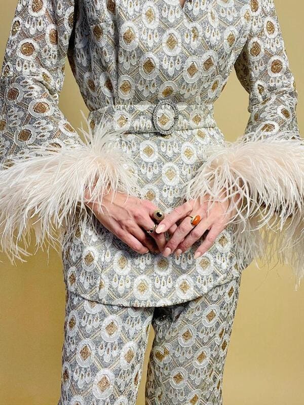 Lace tailleur con piume di marabù