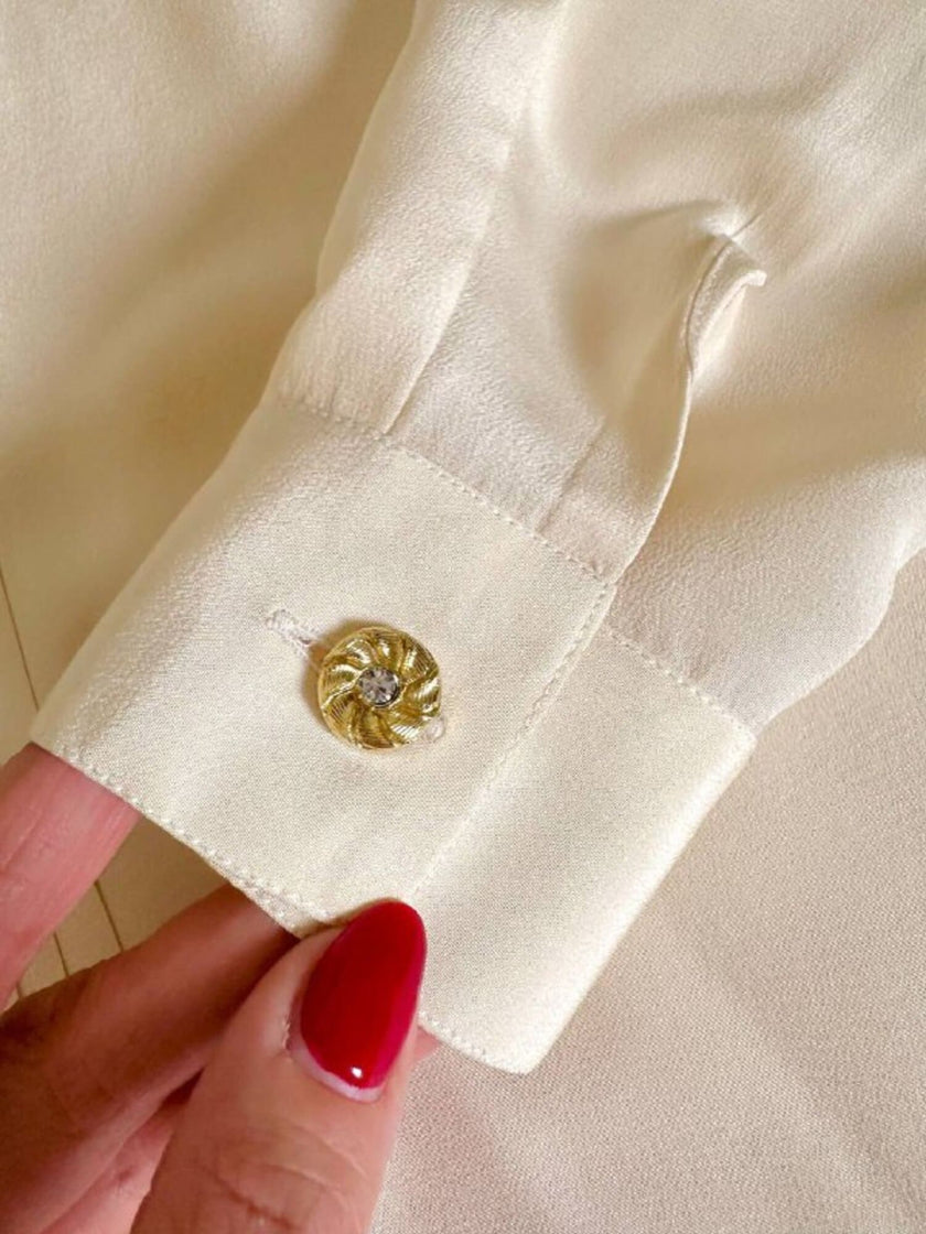 Camicia in seta avorio con dettagli plissé e bottoni gioiello “Mori Castello”