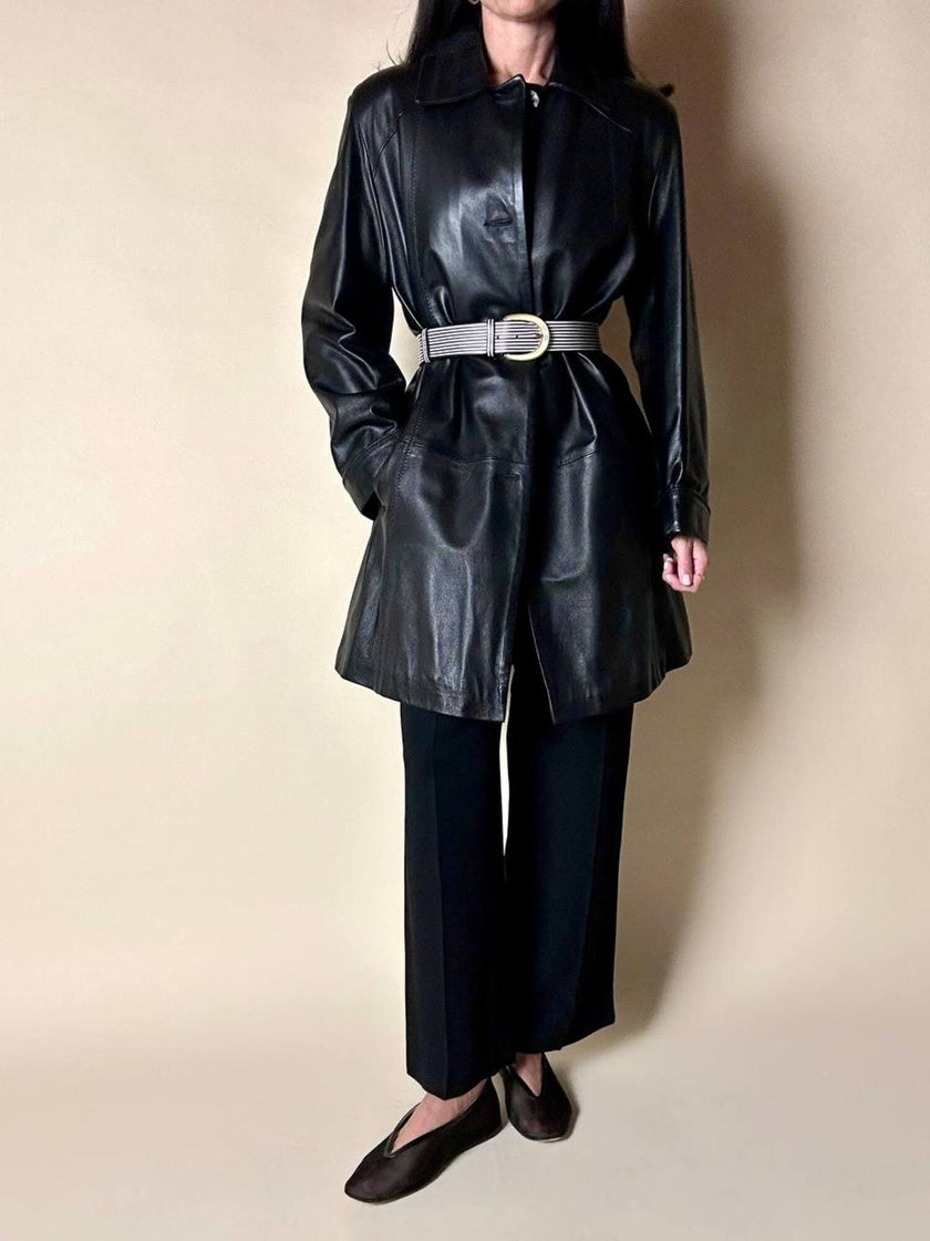 Giaccone vintage in pelle nera con taglio svasato e cuciture a zig zag