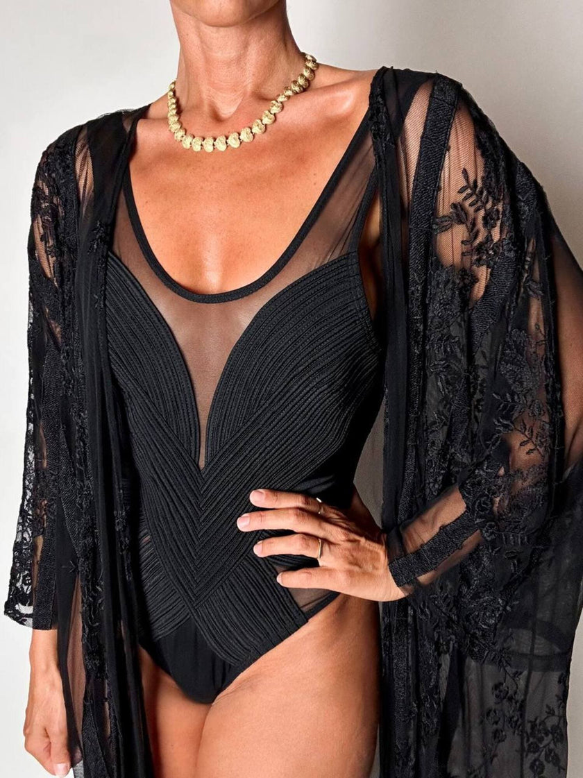 Costume intero nero con inserti in tulle e lavorazione a rilievo
