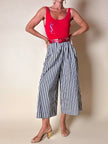 Pantalone gaucho a righe verticali bianco e blu con abbottonatura laterale asimmetrica