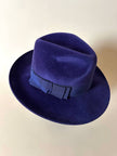 Cappello Fedora vintage blu lapislazzuli con cinta canneté tono tu tono realizzato in feltro di lapin