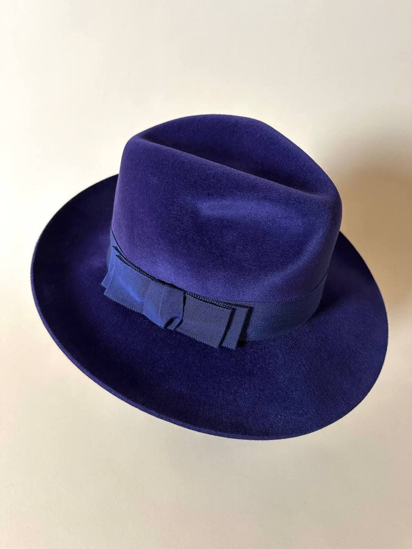 Cappello Fedora vintage blu lapislazzuli con cinta canneté tono tu tono realizzato in feltro di lapin