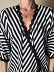 Camicetta vintage Guy Laroche con motivo chevron bianco e nero profili ondulati e bottoni dorati