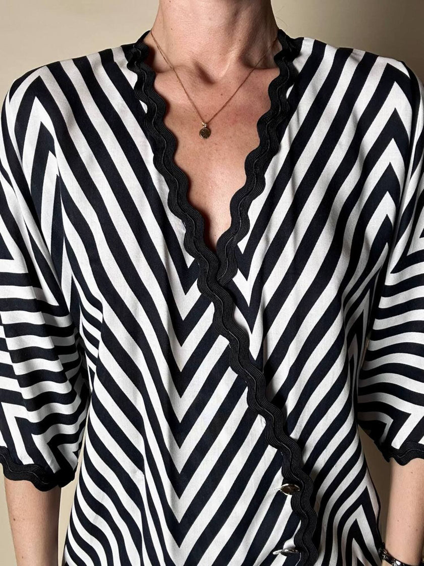 Camicetta vintage Guy Laroche con motivo chevron bianco e nero profili ondulati e bottoni dorati
