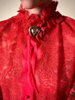 Camicia sartoriale in pizzo chantilly e organza di seta rossa