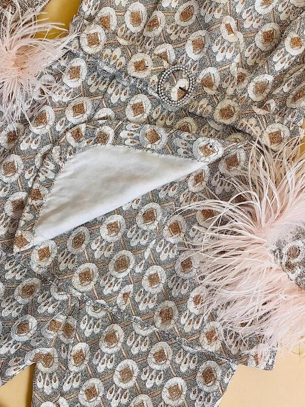 Lace tailleur con piume di marabù