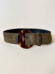 Cintura Yves Saint Laurent in camoscio verde militare con maxi fibbia rotonda effetto tartaruga