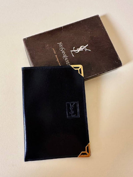 Portafoglio/portatessere anni ‘80 in pelle nera firmato “Yves Saint Laurent”
