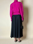 Camicia in crepe color ciclamino con spilla a forma di rosa e bottoni gioiello “Dorette”