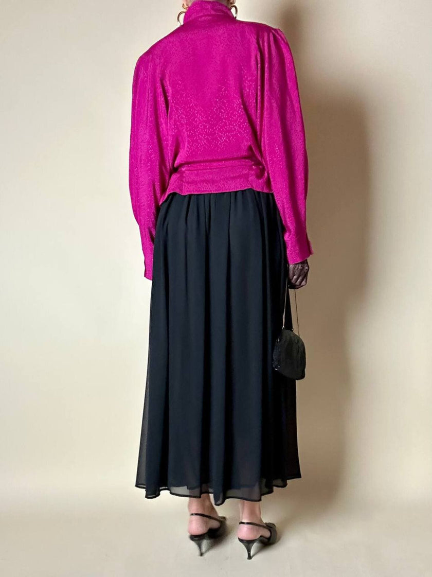 Camicia in crepe color ciclamino con spilla a forma di rosa e bottoni gioiello “Dorette”