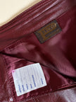 Falda midi vintage de tiro alto en piel burdeos con detalle acolchado