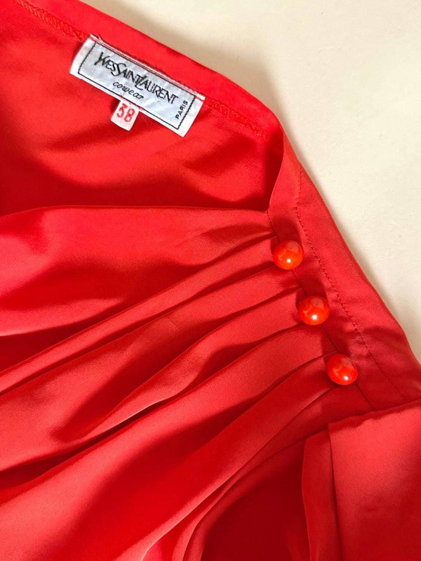Blusa rossa con scollo drappeggiato “Yves Saint Laurent”