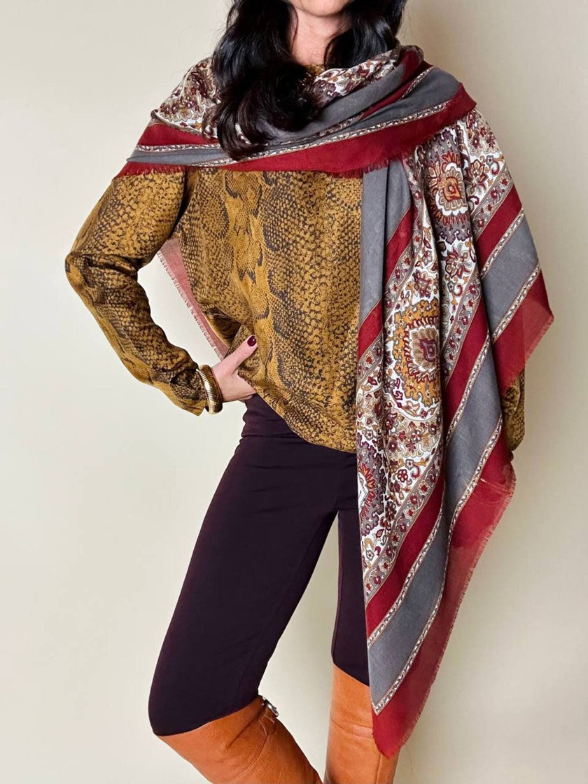 Scialle Yves Saint Laurent fantasia Paisley bordeaux e grigio con bordo sfrangiato