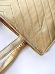 Bolso tote vintage Yves Saint Laurent de piel laminada dorada con diseño matelassé chevron