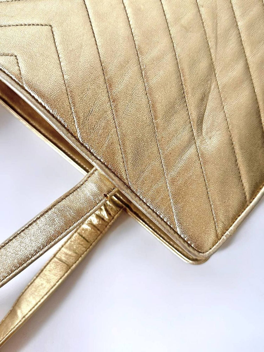 Bolso tote vintage Yves Saint Laurent de piel laminada dorada con diseño matelassé chevron