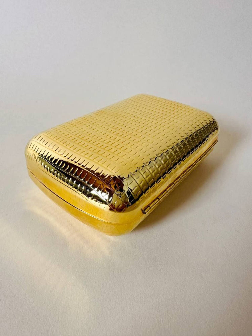 Mini clutch in metallo oro con tracolla in catena